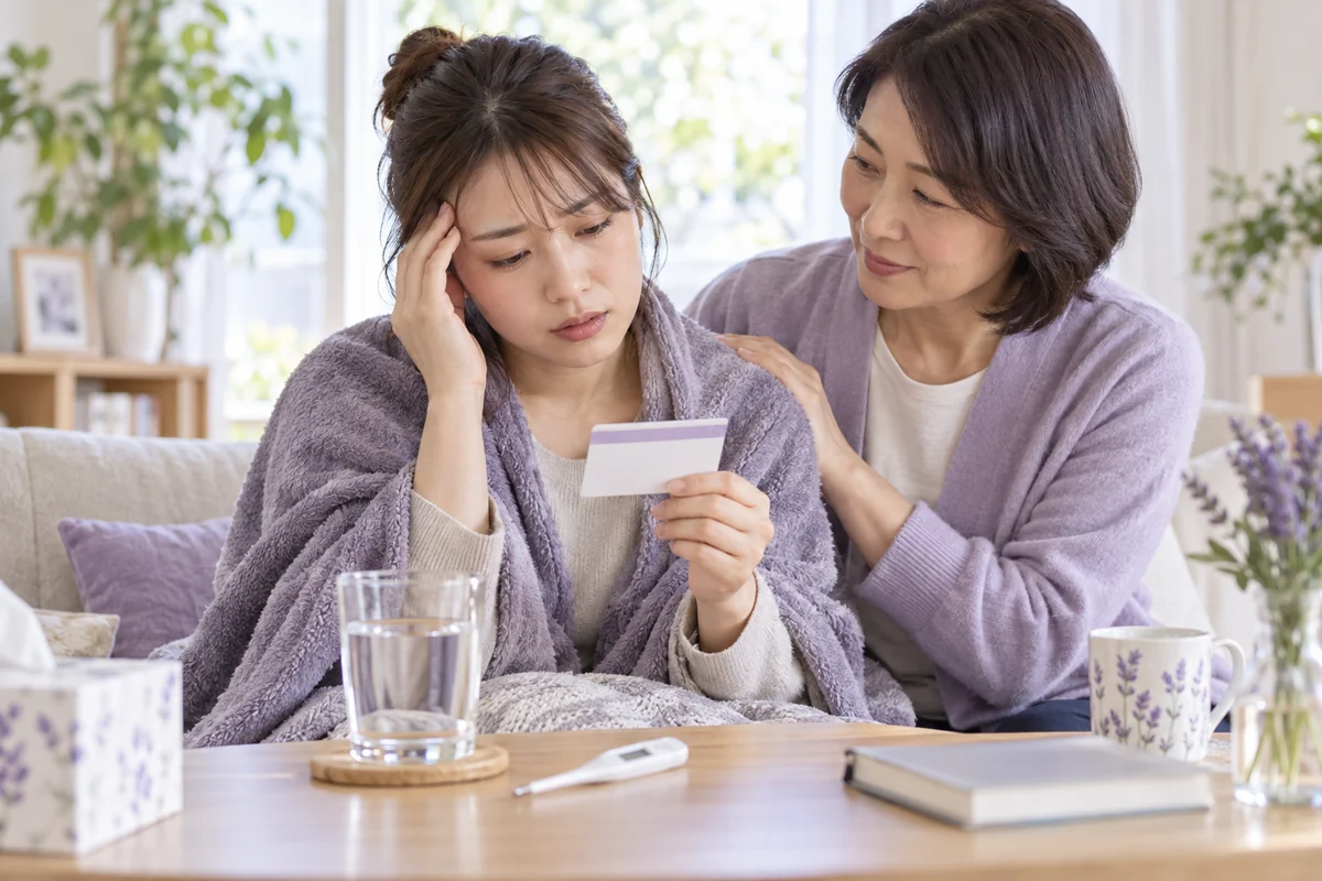 頭痛がある女性を気づかい受診の準備を支える家族