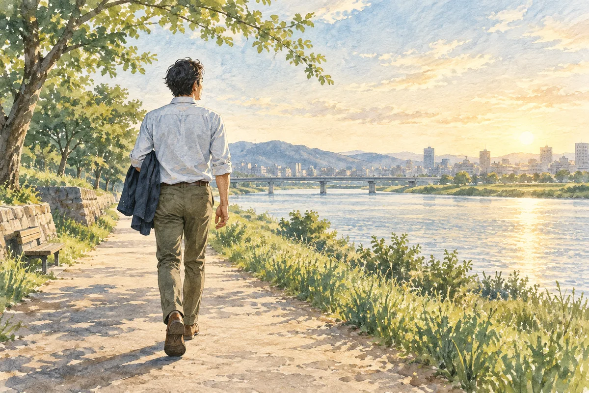 自分の暮らしを進めるため明るい川沿いを歩く男性