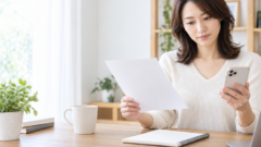 MR探偵事務所の口コミと料金と契約条件を確認する成人女性のイメージ