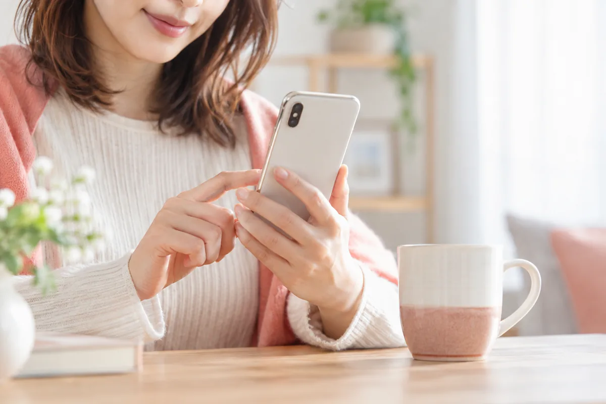 スマートフォンで待ち合わせの確認をする手元