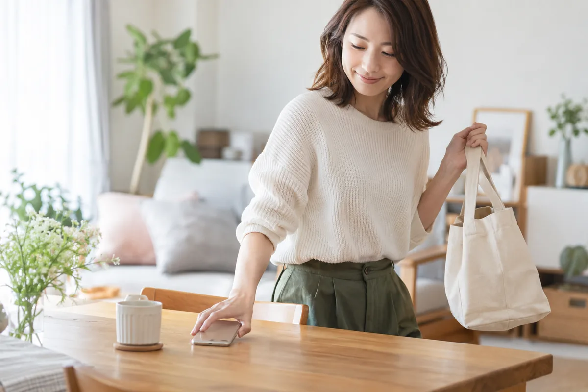 スマートフォンを置き、自分の予定に戻る女性