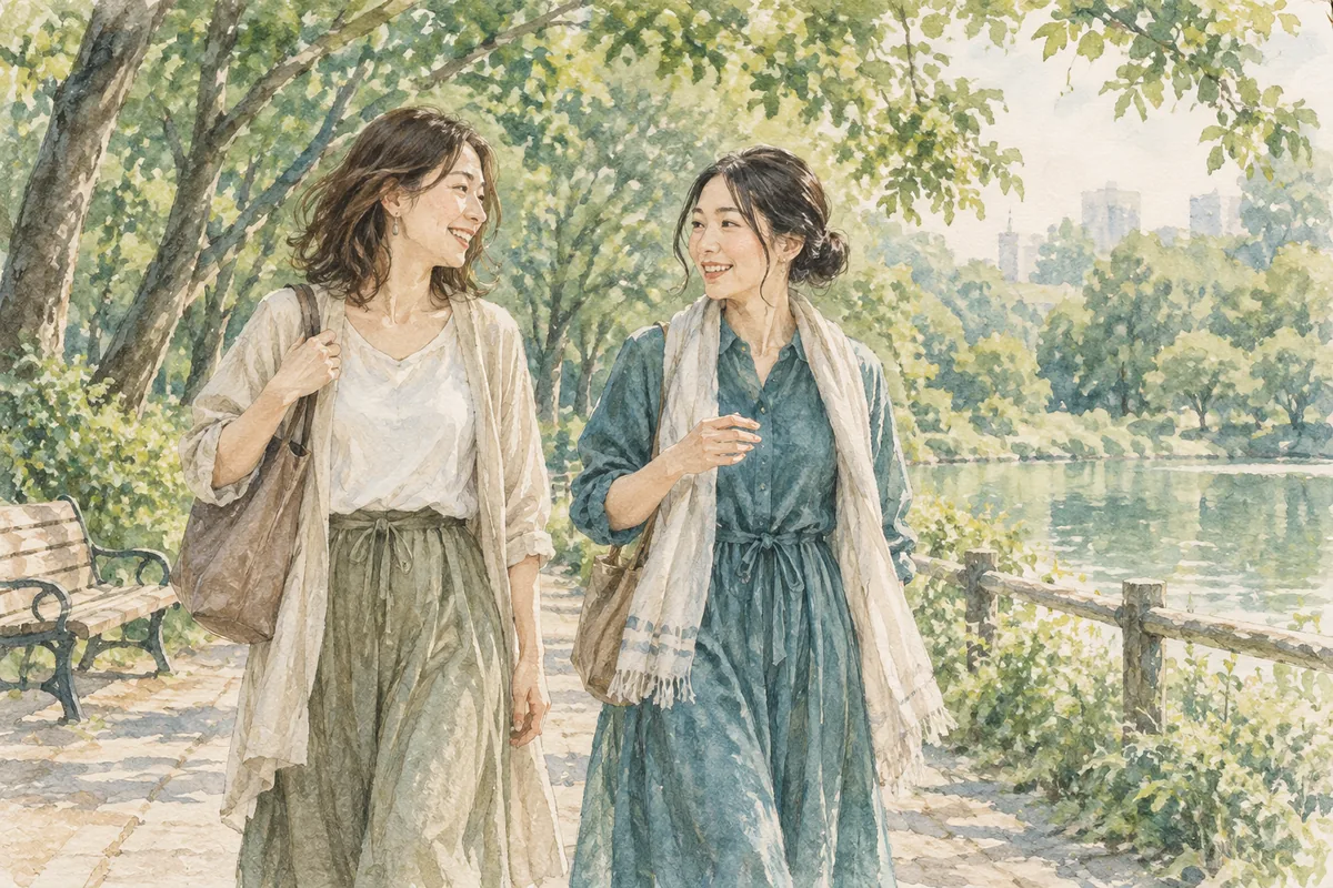 恋人以外の友人と公園を歩いて話す女性
