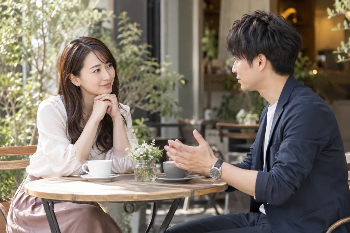 落ち着いたカフェで今の関係について話す大人の男女