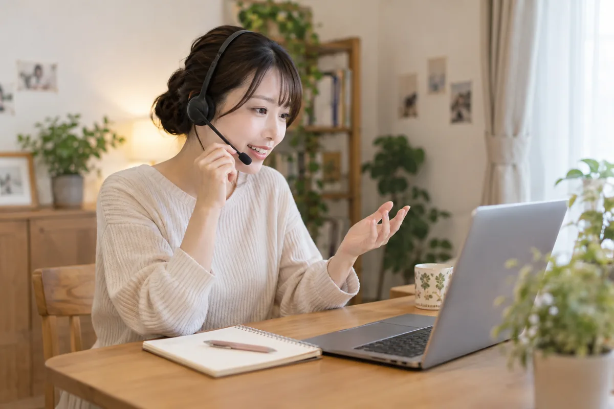 電話で落ち着いて相談する女性
