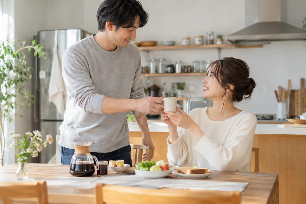 小さな感謝を伝えながら飲み物を受け取る女性