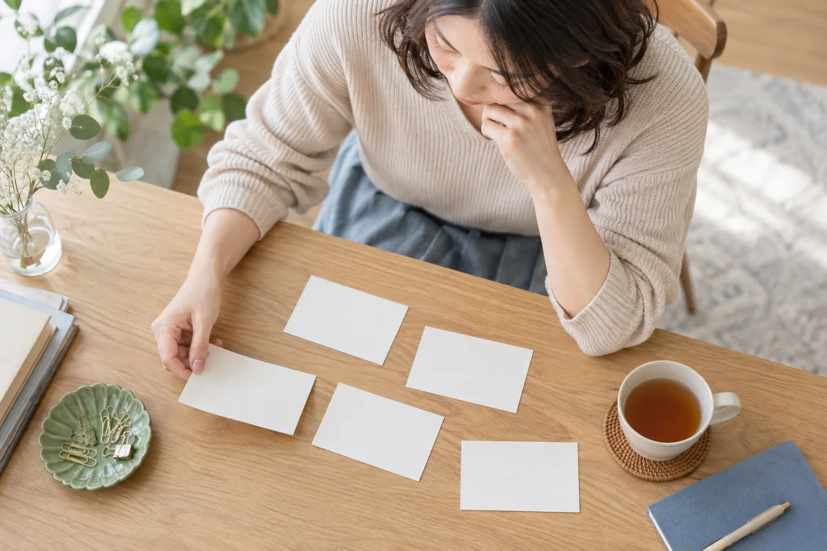 復縁の連絡や再会の疑問を一つずつ整理する女性