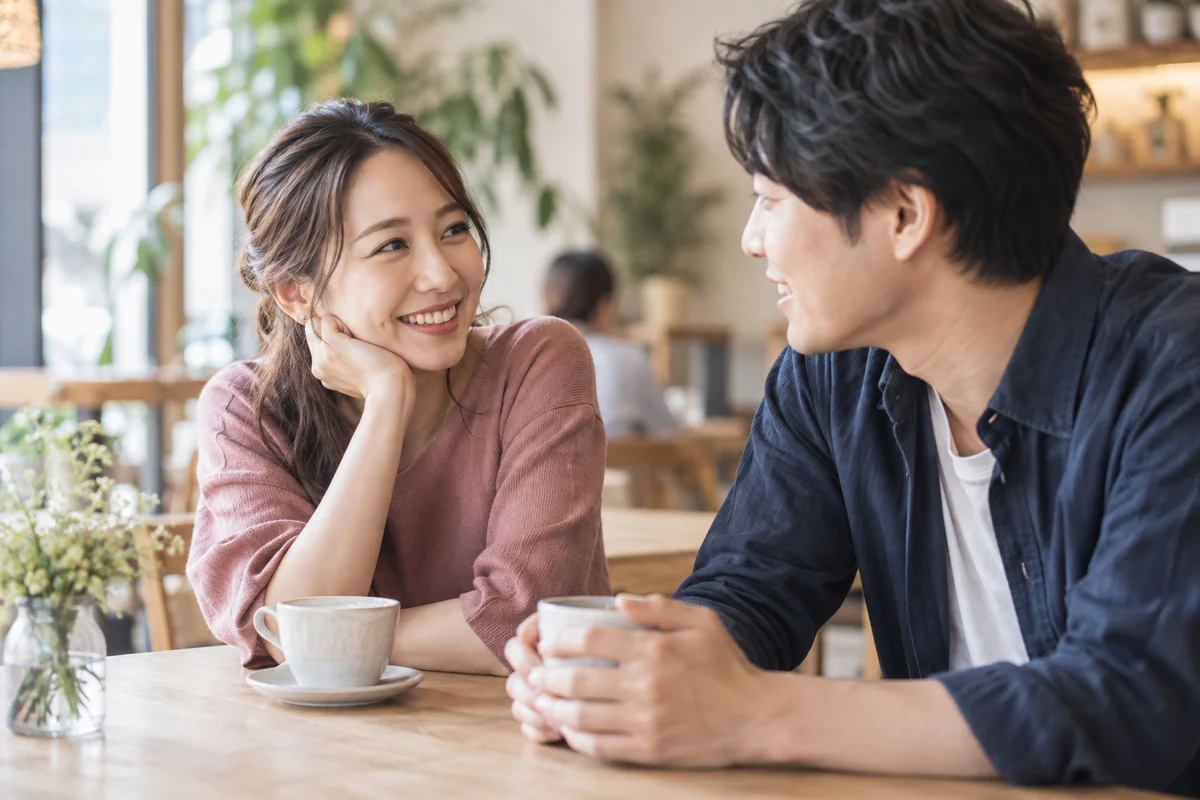 女性の好意のサインを会話から感じ取る男性