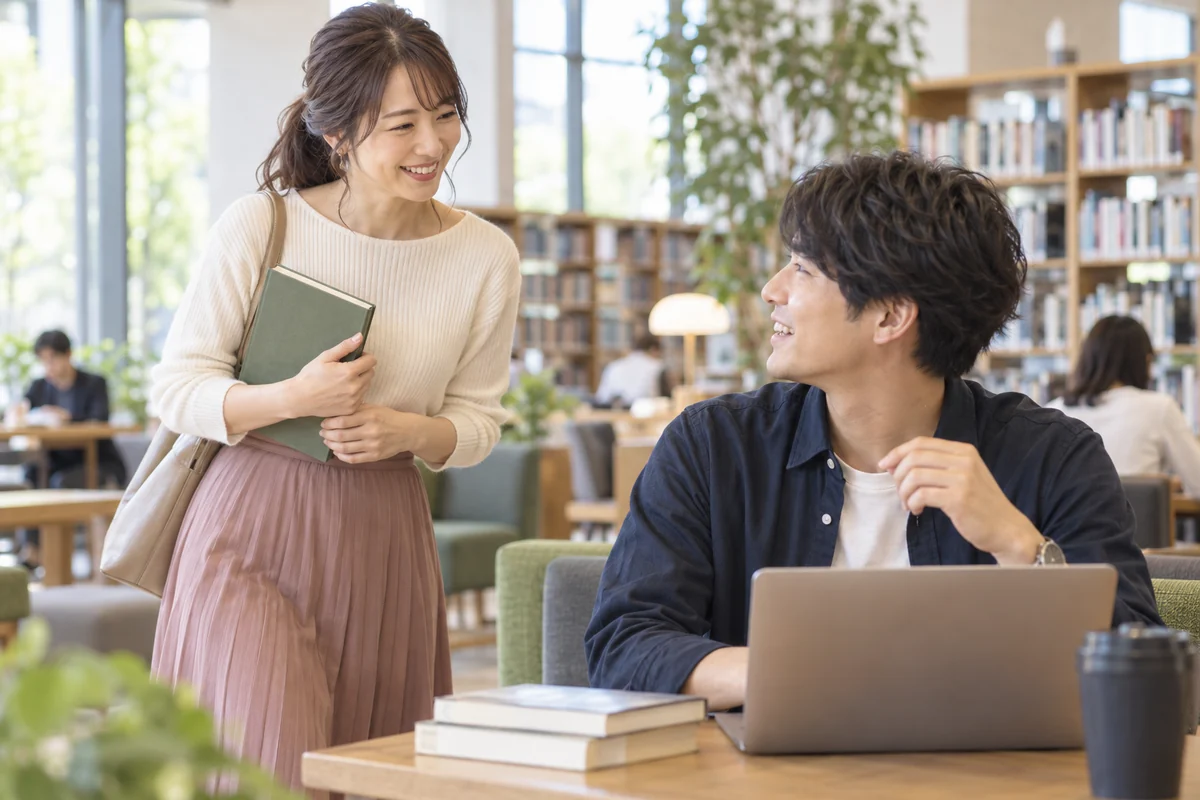 女性から男性へ自発的に話しかける場面