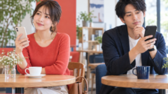 Tinderの料金と安全性を比較する成人男女のイメージ