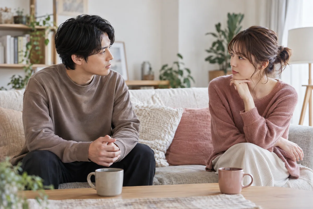 落ち着いた場所で別れ話の結論と今後を確認するカップル