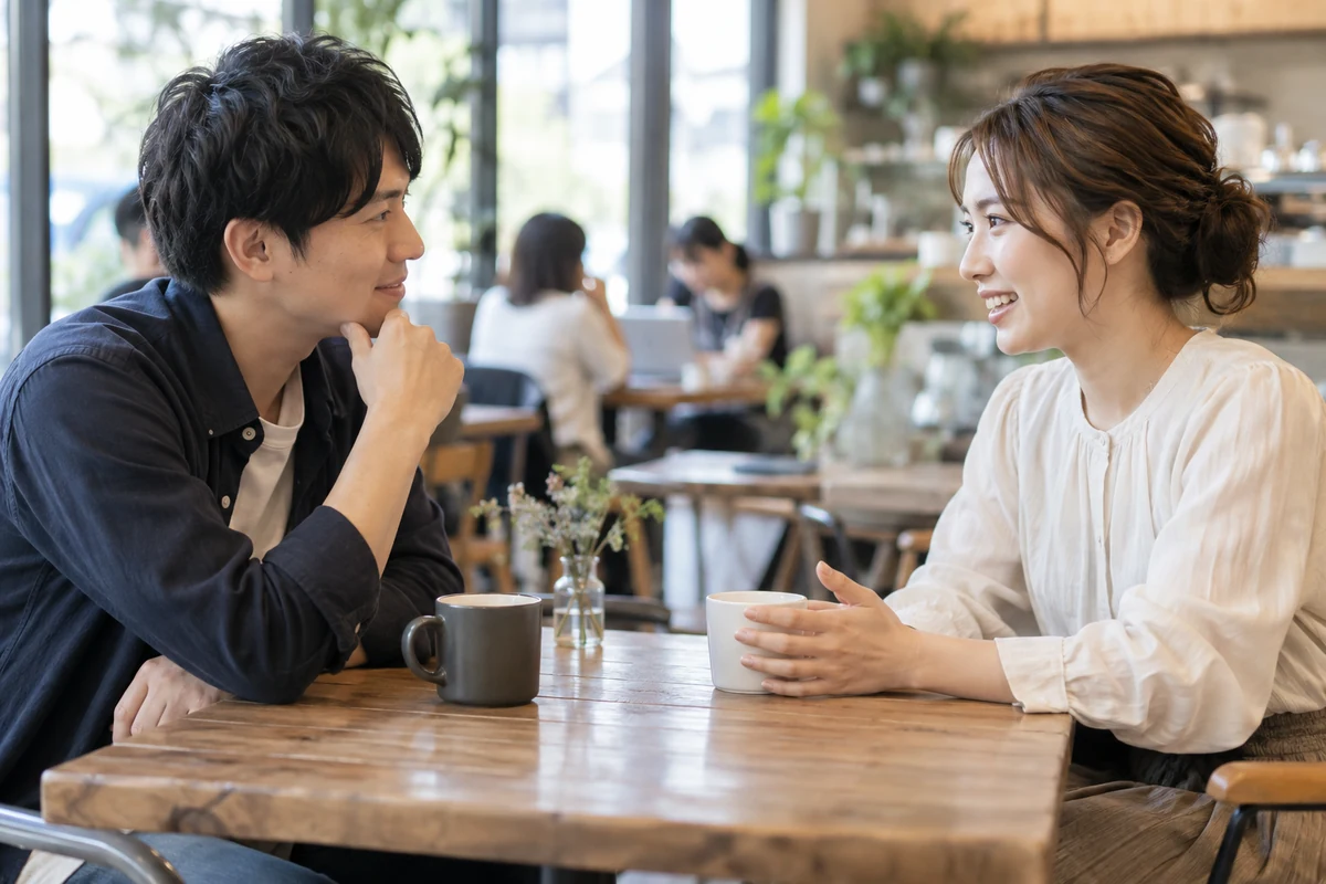 好きな人と会っている時の自然な関心と配慮を見る女性