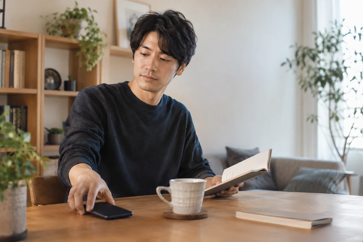 LINEへの不安をノートに整理して考える男性