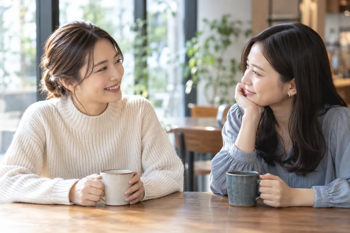 好きな人への聞き方を友人と相談する女性