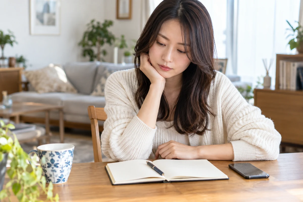 電話占いを利用する前の疑問を整理する女性