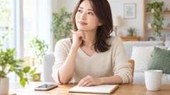 電話占いで恋愛相談する前に行動を整理する女性