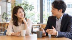 男性の愚痴を無理なく聞きながら対等な距離を保つ女性
