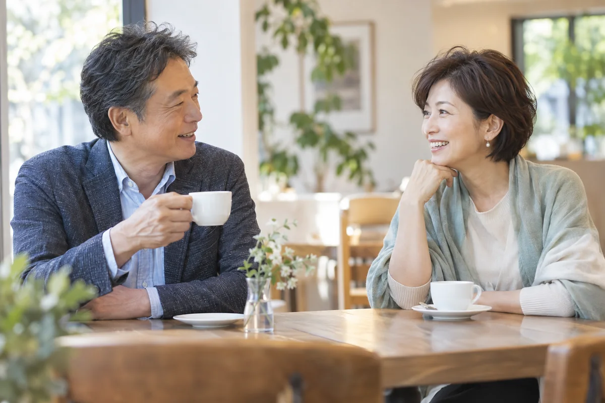 カフェで穏やかに会話する50代の男女