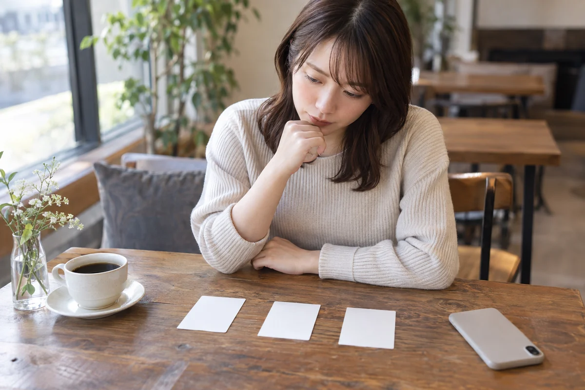 元恋人からの返信にどう対応するか落ち着いて考える女性