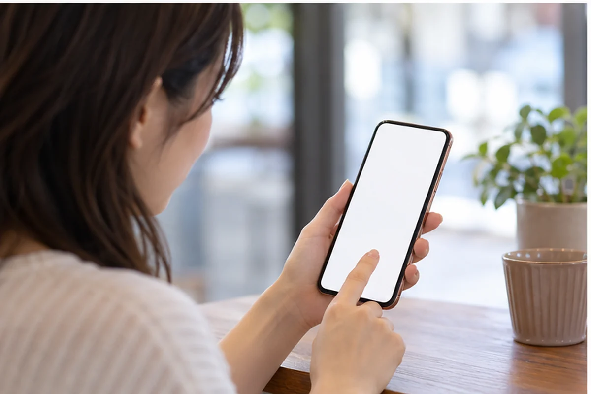 船橋の占い料金と予約時間をスマートフォンで確認する女性