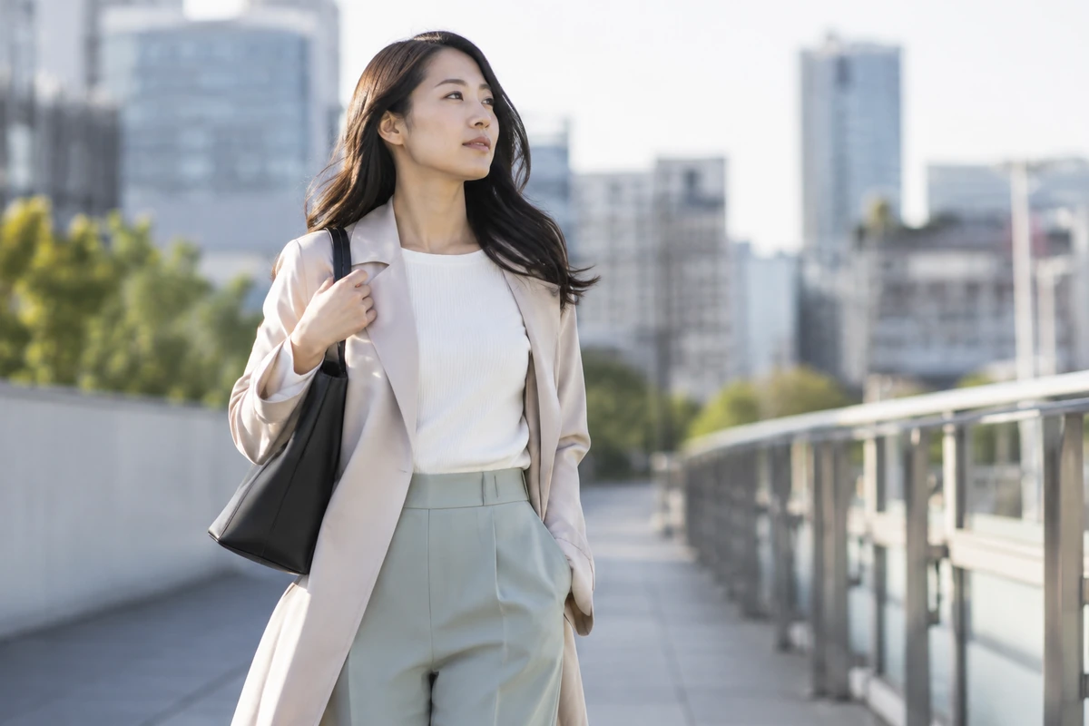 復縁するか距離を取るかを考え前へ歩く女性