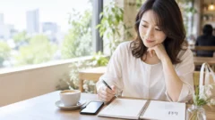 ハッピーメールの料金と安全条件を確認する女性