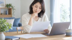 原一探偵事務所の口コミと料金を契約前に落ち着いて確認する成人女性のイメージ