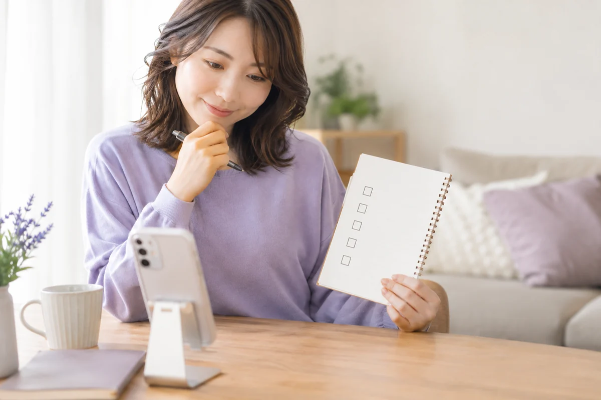 電話相談前の疑問をチェックリストで確認する女性のイメージ