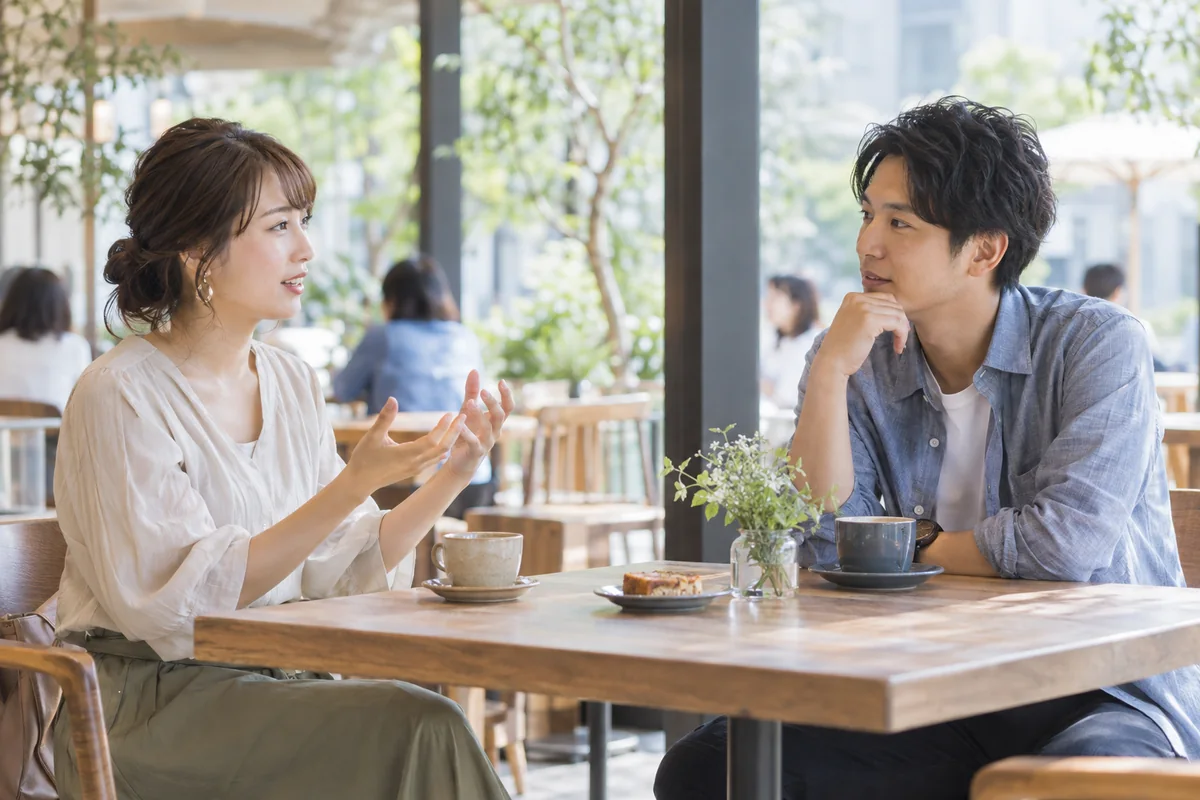 カフェで互いの意思を確かめながら話す男女