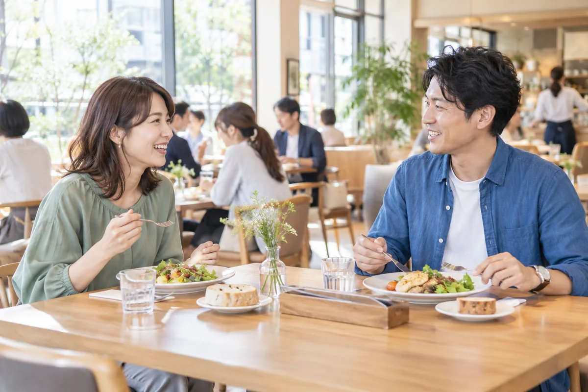 昼の人目がある店で安心して食事をする男女