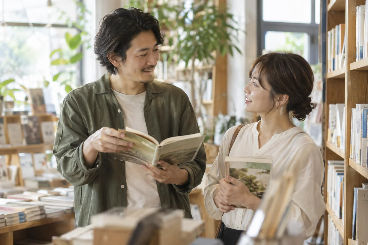 趣味の話題で自然に会話する男女