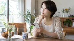 自宅でパートナー探しを考える大人の女性のイメージ
