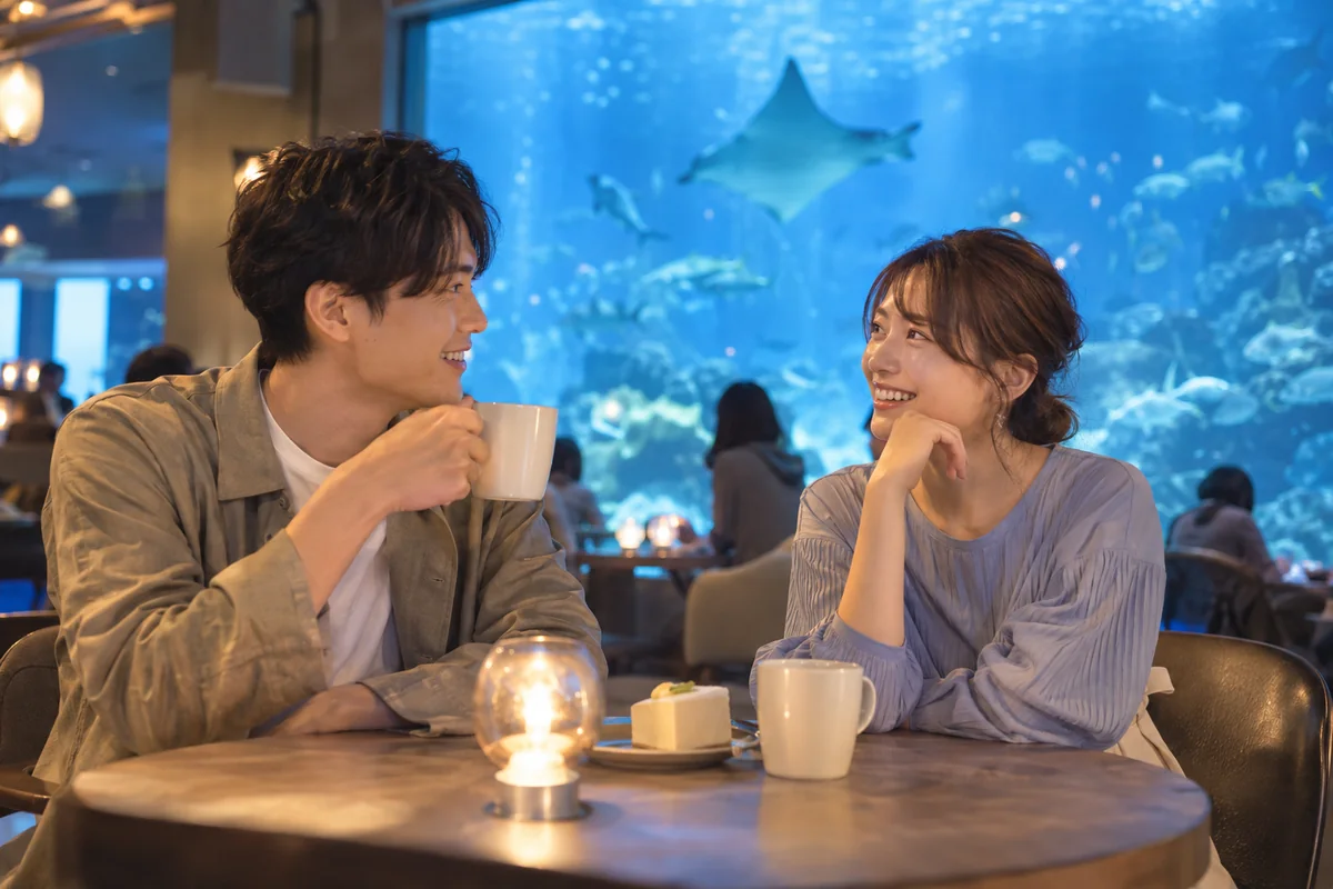 水族館とカフェを組み合わせた3回目デートを楽しむ二人