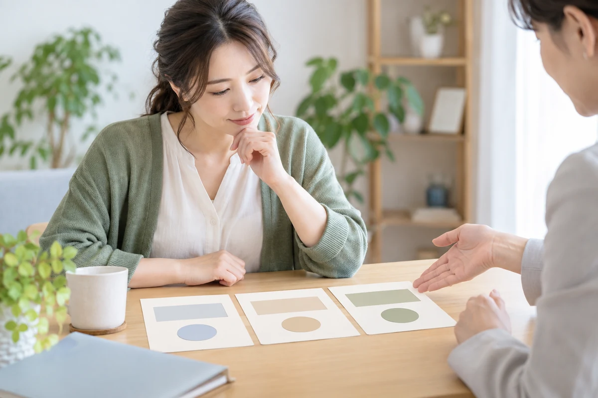 三つの探偵相談条件を同じ基準で比較する成人女性のイメージ