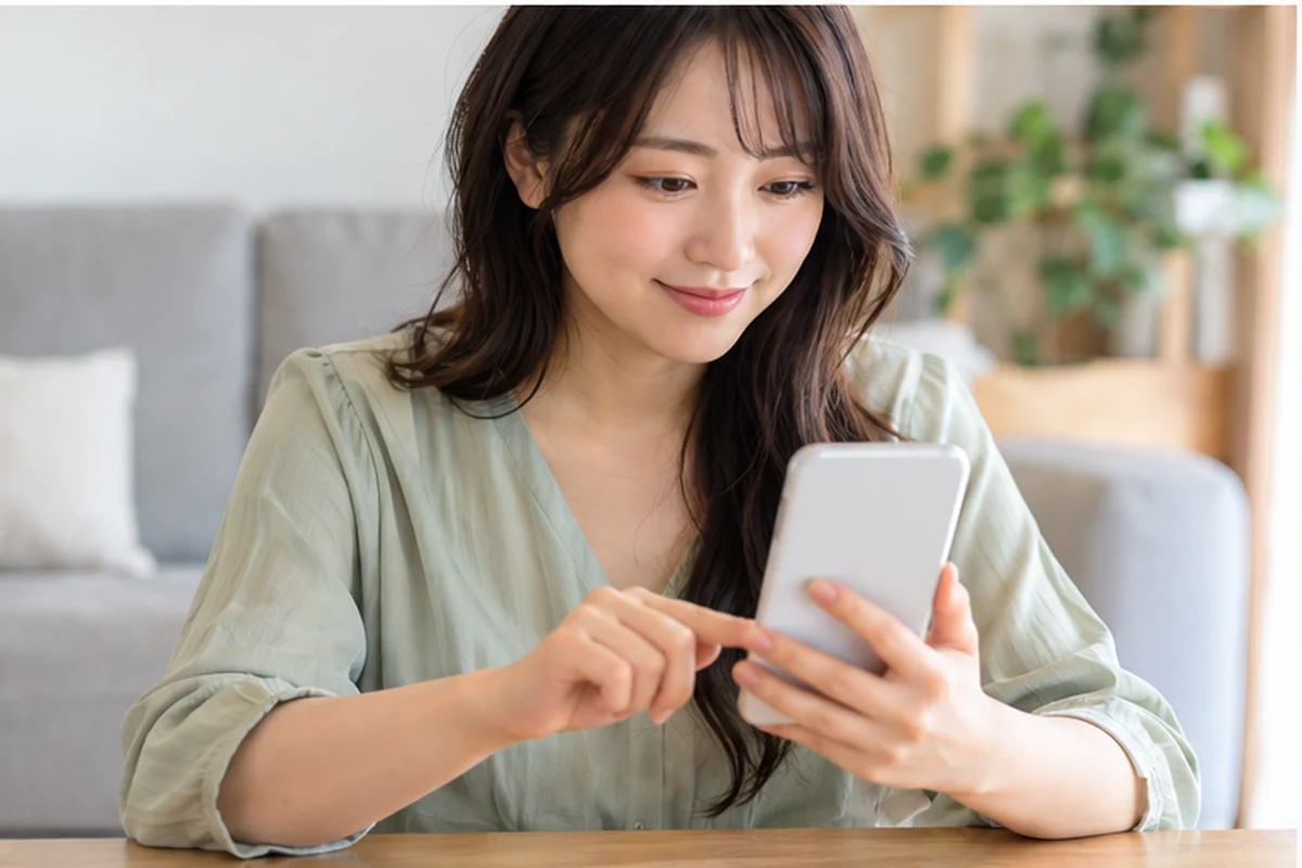 電話占いの時間と予算を計算する女性