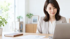 MR探偵事務所の口コミと料金と契約条件を確認する成人女性のイメージ