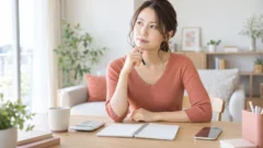 Omiaiの料金と安全条件を確認する女性