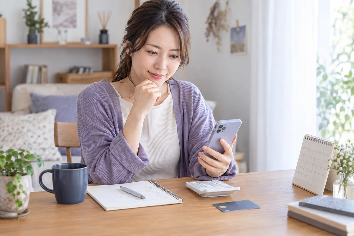 電話占いピュアリの支払い方法と予算を確認する女性