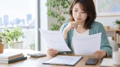 探偵への相談前に料金と契約条件を確認する女性