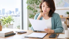 探偵社の調査資料を確認しながら費用を検討する女性