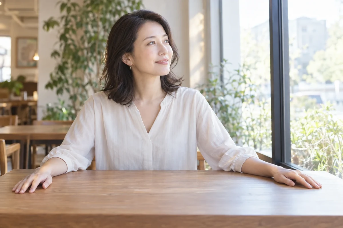 ダブル不倫の復縁を落ち着いて考え前を向く女性