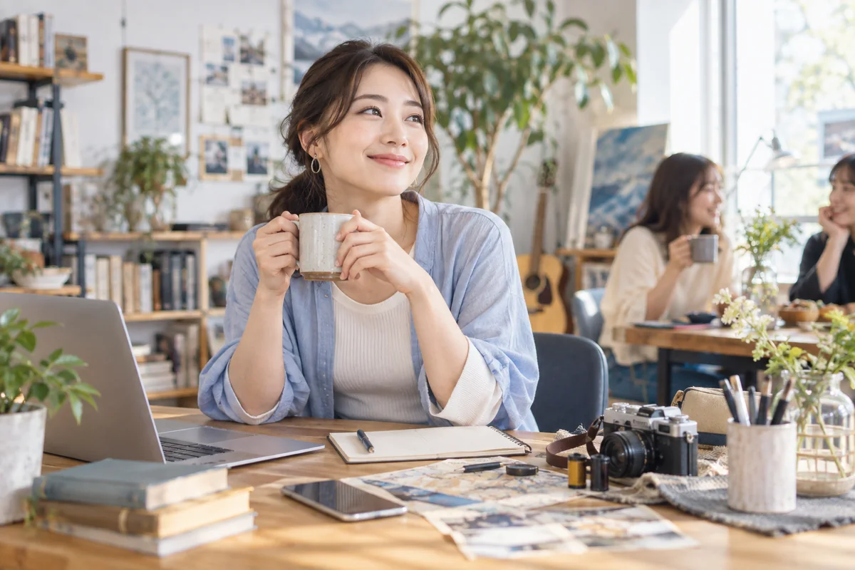仕事や趣味を大切にしながら自然に過ごす女性