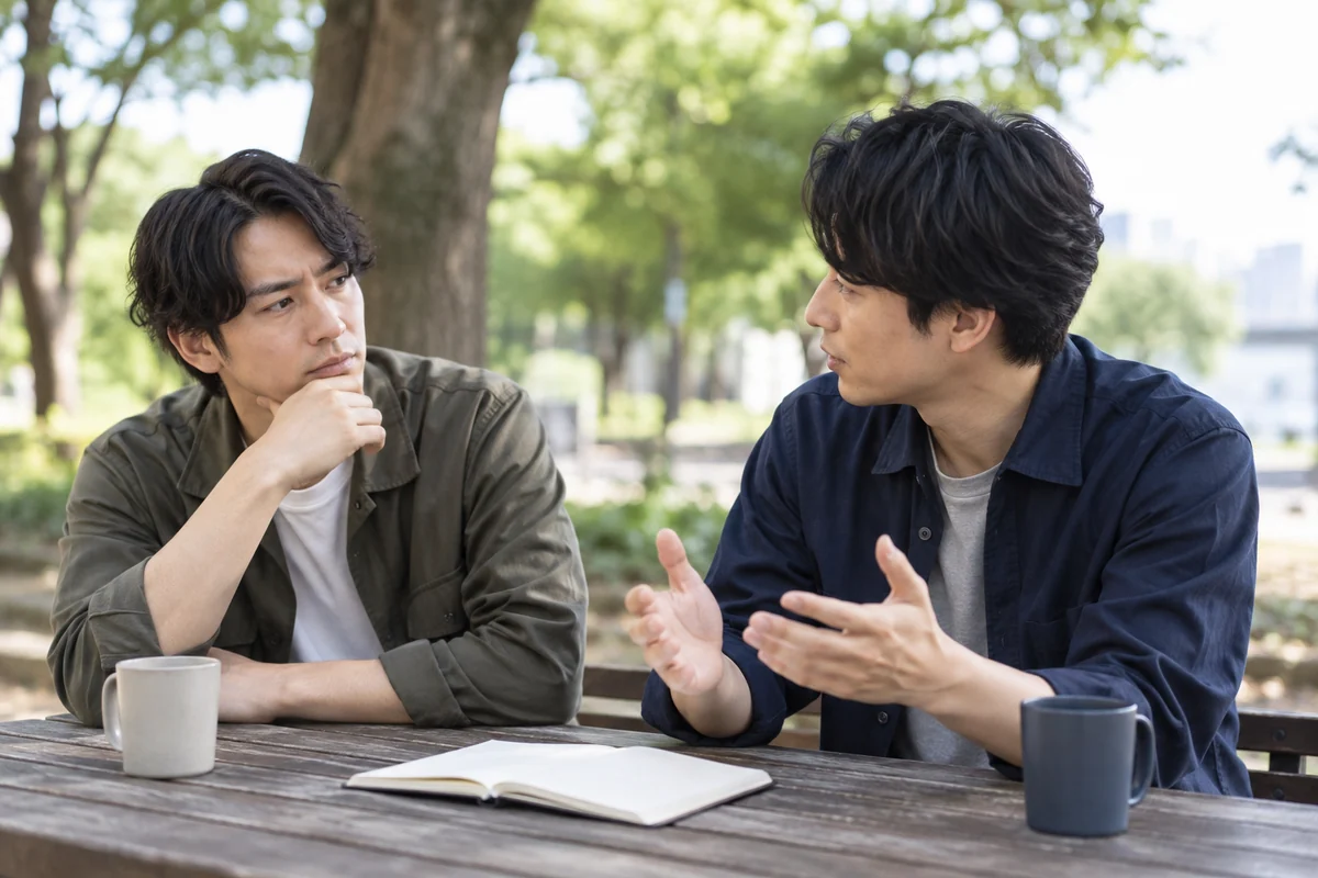 略奪愛のリスクを信頼できる友人と整理する男性