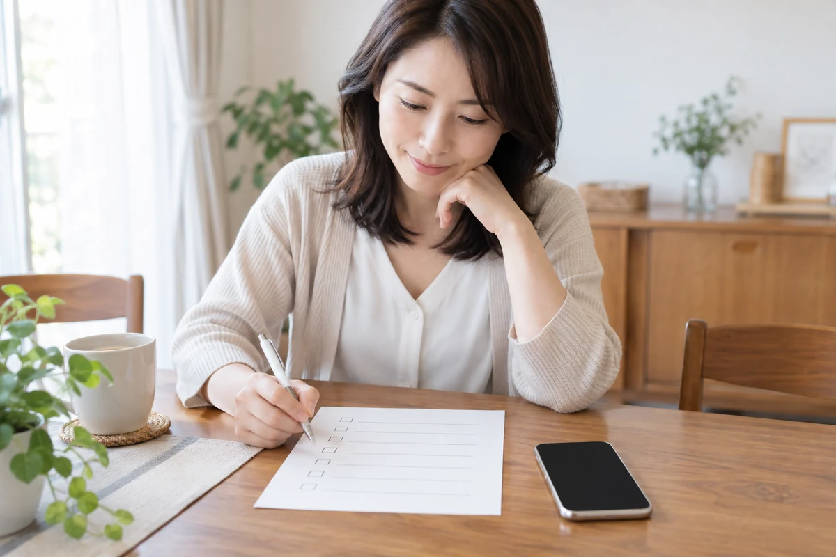 新規の電話占いを利用する前に公式情報の確認項目を整理する成人女性のイメージ
