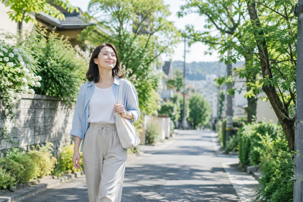 朝の散歩で生活リズムを整える女性