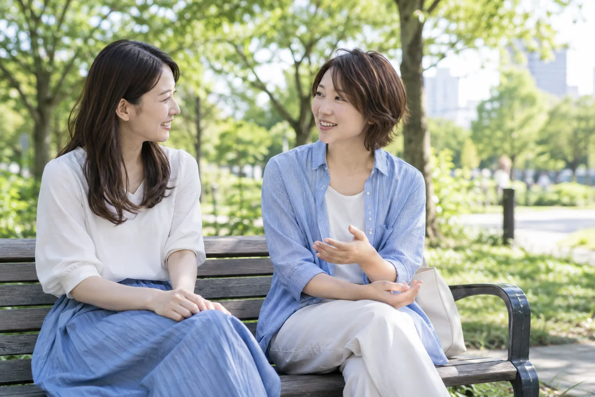 公園で信頼できる友人に話す女性
