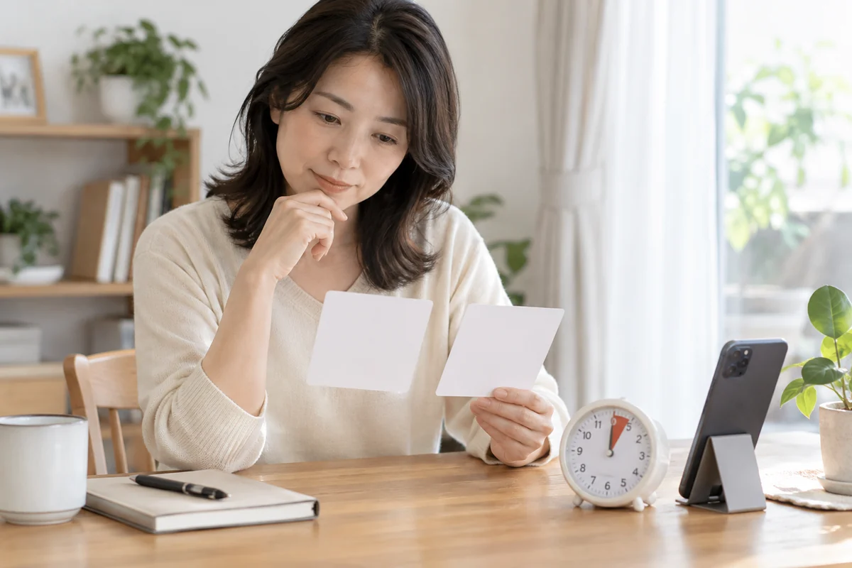 電話相談前に目的と終了時刻を決める女性のイメージ