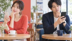 Tinderの料金と安全性を比較する成人男女のイメージ