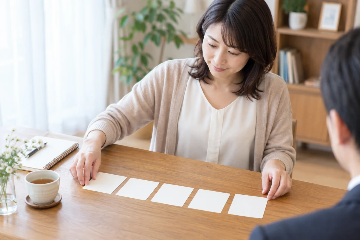 栃木の探偵相談前に五つの疑問をカードへ整理する成人女性のイメージ