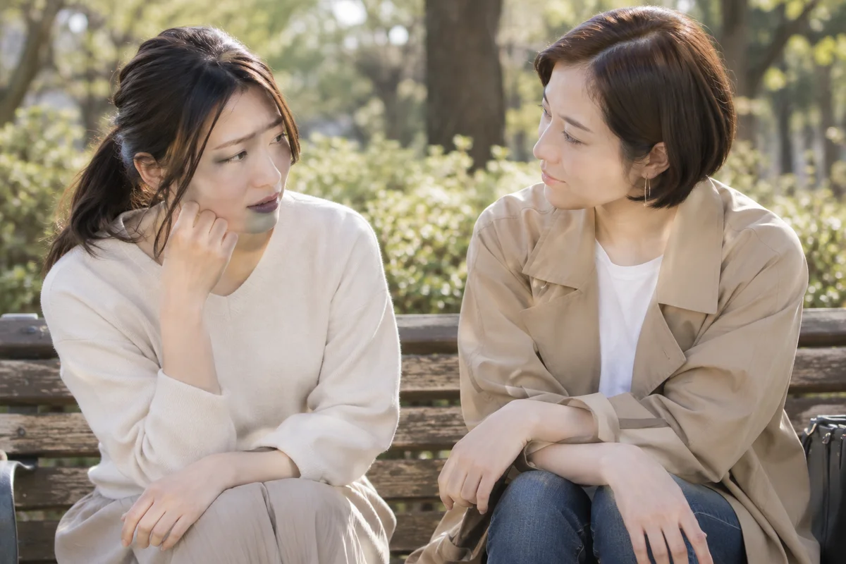 友人に恋人との悩みを相談する女性