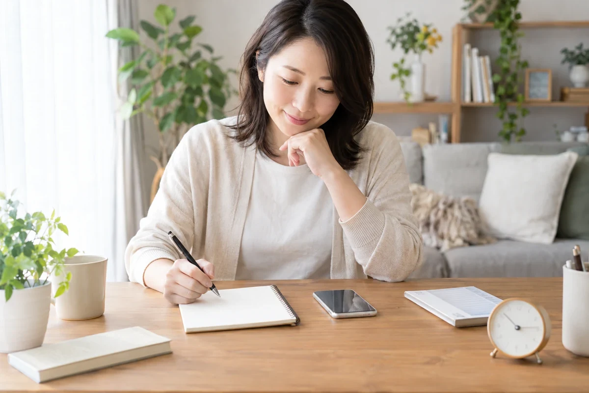 電話占いの相談前に質問と時間と予算を整理する相談者のイメージ